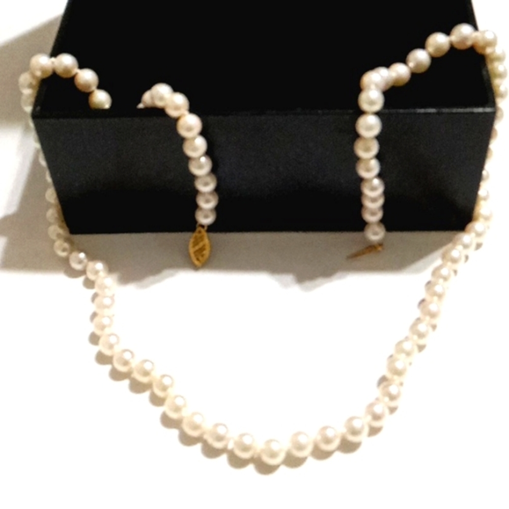 18" Cultured Pearl Necklace. 14k Yellow Gold Closure
